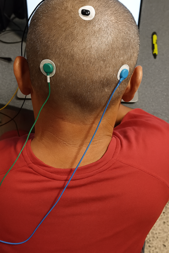 Pose de capteurs de neurofeedback Cygnet sur le cuir chevelu d’un patient, méthode non invasive et indolore.